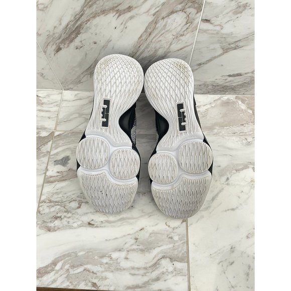 Nike LeBron Witness 4 (blk & wht) Size 10 - Picture 5 of 7